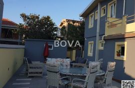 Kuća sa 4 apartmana 240 m2 – Nin *Prvi red do mora* (ID-2241), Nin, Famiglia