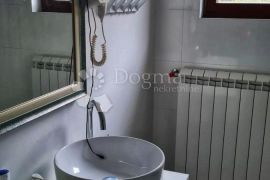 Apartmanska kuća sa predivnom okućnicom, Pula, Дом