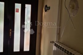 Apartmanska kuća sa predivnom okućnicom, Pula, Дом