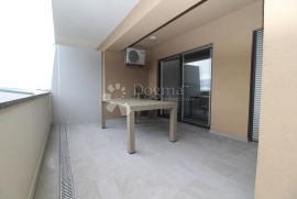 KANTRIDA KOMFORAN STAN SA PROSTRANOM TERASOM, Rijeka, Apartamento