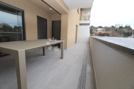 KANTRIDA KOMFORAN STAN SA PROSTRANOM TERASOM, Rijeka, Apartamento