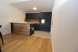 KANTRIDA KOMFORAN STAN SA PROSTRANOM TERASOM, Rijeka, Apartamento