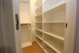 KANTRIDA KOMFORAN STAN SA PROSTRANOM TERASOM, Rijeka, Apartamento