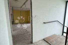 Stoja - stan na dvije etaže za adaptaciju, Pula, Flat