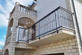 APARTMANSKA KUĆA ČIOVO/OKRUG/RASTIĆI (4+1 APARTMAN), Delnice, Casa