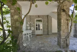 KUĆA SA 6 APARTMANA - KRK, Krk, Σπίτι