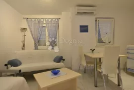 KUĆA SA 6 APARTMANA - KRK, Krk, Σπίτι