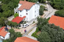 KUĆA SA 6 APARTMANA - KRK, Krk, Σπίτι