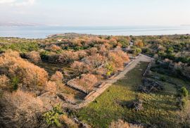 Otok Krk, Šilo -  Očišćeno, ravno poljoprivredno zemljište, buduće građevinsko, 600m do prekrasnih plaža, mora i supermarketa s pristupnim putem !, Dobrinj, Zemljište