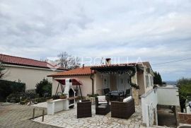 Otok Krk, Hlapa, predivna obiteljska kuća s 2 apartmana, Dobrinj, House