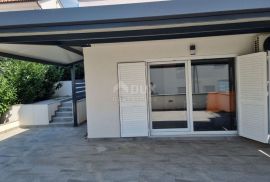 CRIKVENICA, HRUSTA - dva apartmana s pogledom na more, Crikvenica, Flat