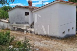 Kras Kuća 132 m2 P+1,kooba,garaža okućnica, Dobrinj, بيت