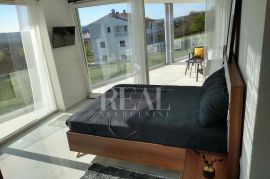 SNIŽENO-Vila sa bazenom 223 m2,P+1,okućnica 1540 m2,pogled na more, Raša, House