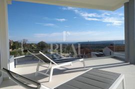 SNIŽENO-Vila sa bazenom 223 m2,P+1,okućnica 1540 m2,pogled na more, Raša, House