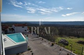 SNIŽENO-Vila sa bazenom 223 m2,P+1,okućnica 1540 m2,pogled na more, Raša, House