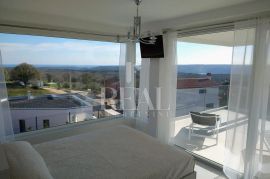 SNIŽENO-Vila sa bazenom 223 m2,P+1,okućnica 1540 m2,pogled na more, Raša, House