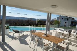 SNIŽENO-Vila sa bazenom 223 m2,P+1,okućnica 1540 m2,pogled na more, Raša, House