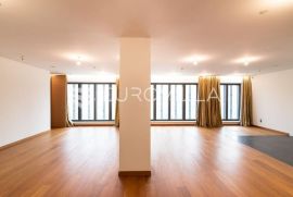 Zagreb, Cvjetni trg luksuzan peterosoban stan 182m2 + 2 garaže, Zagreb, Flat