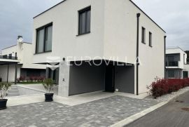 Pomer, besprijekorna vila NKP 250 m2 s grijanim  bazenom, okućnica 500 m2, Medulin, Дом