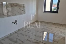 Prodaja stana u Malinskoj 3S+DB   88 M2 200 metara od mora, Malinska-Dubašnica, Kвартира