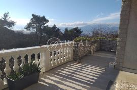 Kuća s tri stana na Pehlinu  P+2   412 m2, Rijeka, House