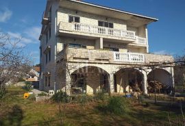 Kuća s tri stana na Pehlinu  P+2   412 m2, Rijeka, House