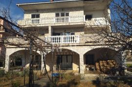 Kuća s tri stana na Pehlinu  P+2   412 m2, Rijeka, House