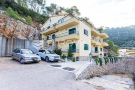 Hvar, Bogomolje, kuća s 11 apartmana prvi red uz more, NKP 550 m2, Sućuraj, Casa