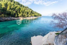 Hvar, Bogomolje, kuća s 11 apartmana prvi red uz more, NKP 550 m2, Sućuraj, Ev