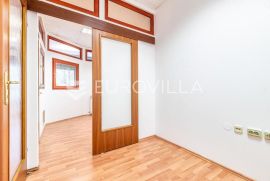 Zagreb, Borovje, dvoetažni poslovni prostor / ulični lokal 87 m2, Zagreb, Gewerbeimmobilie