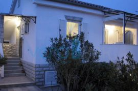 Otok Krk, okolica, lijepa kuća sa bazenom i uređenom okućnicom, Krk, House