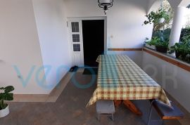 Otok Krk, Šilo, kuća s pet apartmana u blizini mora, Dobrinj, House