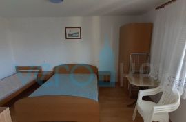 Otok Krk, Šilo, kuća s pet apartmana u blizini mora, Dobrinj, House