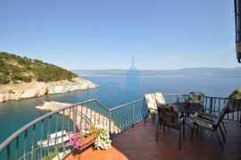 Vrbnik, otok Krk, unikatna kuća na stijeni iznad mora, Vrbnik, House