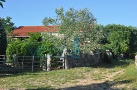 Dobrinj, okolica, samostojeća kamena kuća sa bazenom i okućnicom, Dobrinj, Ev