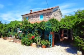 Dobrinj, šira okolica, Kamena kuća s bazenom i pomoćnim objektom na mirnoj lokaciji, Dobrinj, Maison