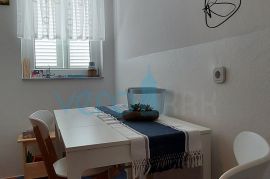 Malinska, okolica, apartman 28 m2 u prizemlju sa natkrivenim balkonom i pogledom na more, Malinska-Dubašnica, Kвартира