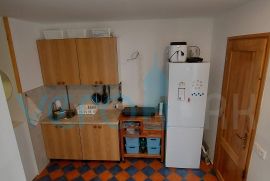 Malinska, okolica, apartman 28 m2 u prizemlju sa natkrivenim balkonom i pogledom na more, Malinska-Dubašnica, Kвартира