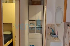 Malinska, okolica, apartman 28 m2 u prizemlju sa natkrivenim balkonom i pogledom na more, Malinska-Dubašnica, Kвартира