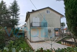 Malinska, samostojeća kuća 250 m2, sa 5 apartmana i pogledom na more, Malinska-Dubašnica, Famiglia