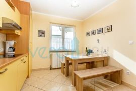 Malinska, samostojeća kuća 250 m2, sa 5 apartmana i pogledom na more, Malinska-Dubašnica, Famiglia