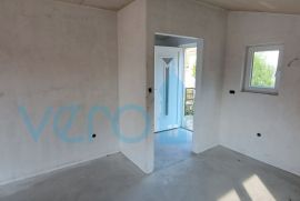 Otok Krk, uvala Soline, novi dvosoban apartman 56 m2 sa okućnicom, djelomićan pogled, prodaja, Dobrinj, Appartement