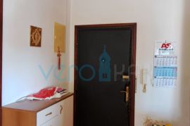 Malinska, okolica, dva stana 83 m2 sa okućnicom, parking, prodaja, Malinska-Dubašnica, Apartamento