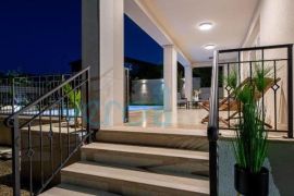 Grad Krk, Mediteranska villa s bazenom na top lokaciji, prodaja, Krk, Famiglia