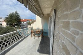 Otok Krk, grad Krk, dvojna kuća sa tri apartmana na 400m od mora, Krk, House