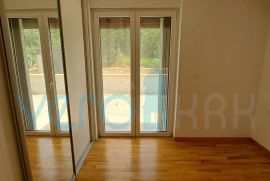 Otok Krk, Njivice, dvosoban stan 62 m2 u prizemlju s pogledom na more i okućnicom 66 m2, Omišalj, Apartamento