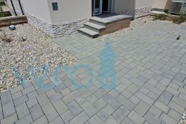 Otok Krk, Njivice, dvosoban stan 62 m2 u prizemlju s pogledom na more i okućnicom 66 m2, Omišalj, Apartamento