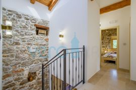 Otok Krk, Vrbnik, šira okolica - samostojeća kuća s bazenom, okućnica 700m2 prodaja, Vrbnik, Σπίτι