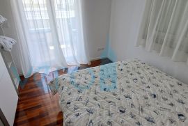 Uvala Soline, otok Krk, dvosoban apartman 65 m2 na katu sa dvije terase i pogledom na more, Dobrinj, شقة