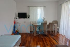 Uvala Soline, otok Krk, dvosoban apartman 65 m2 na katu sa dvije terase i pogledom na more, Dobrinj, شقة